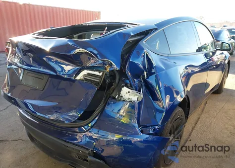 2025 Tesla Model Y Long Range Dual Motor Rear-Wheel Drive z USA, uszkodzony, nr VIN 7SAYGDED4SF256344